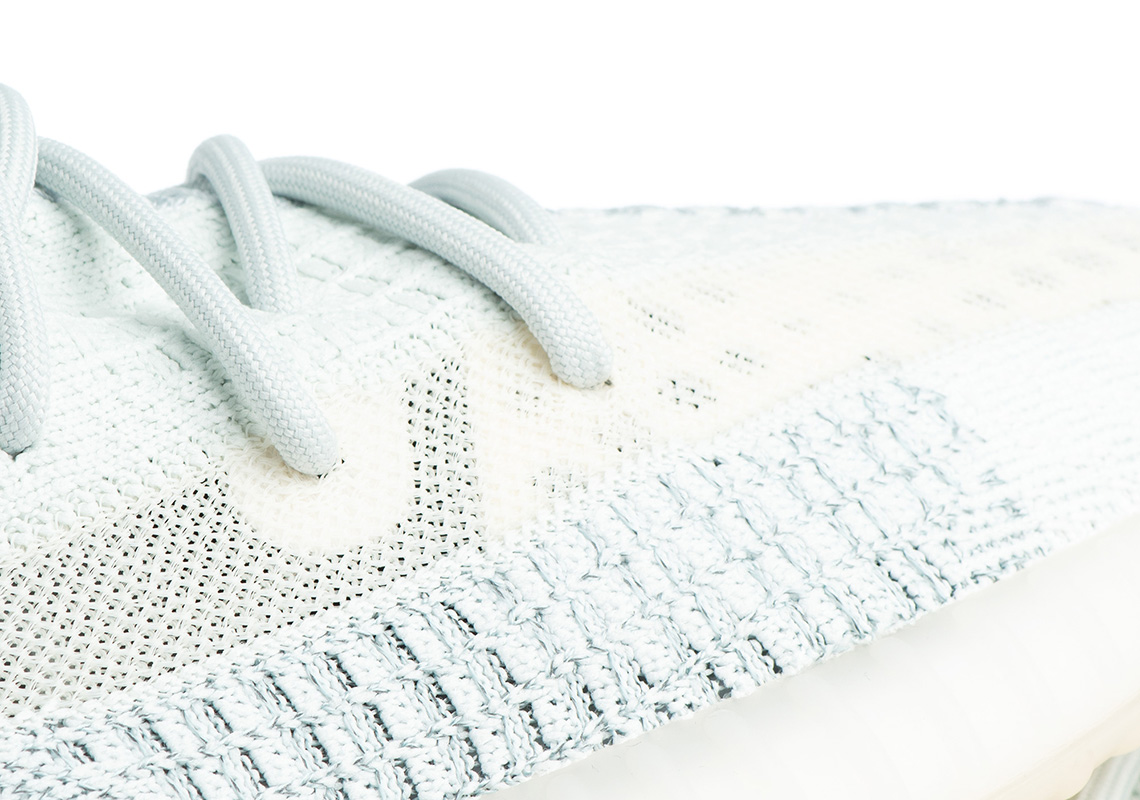 Pluggi Ein neuer Yeezy 350 v2 steht vor der Ture der Cloud White kommt Pluggi