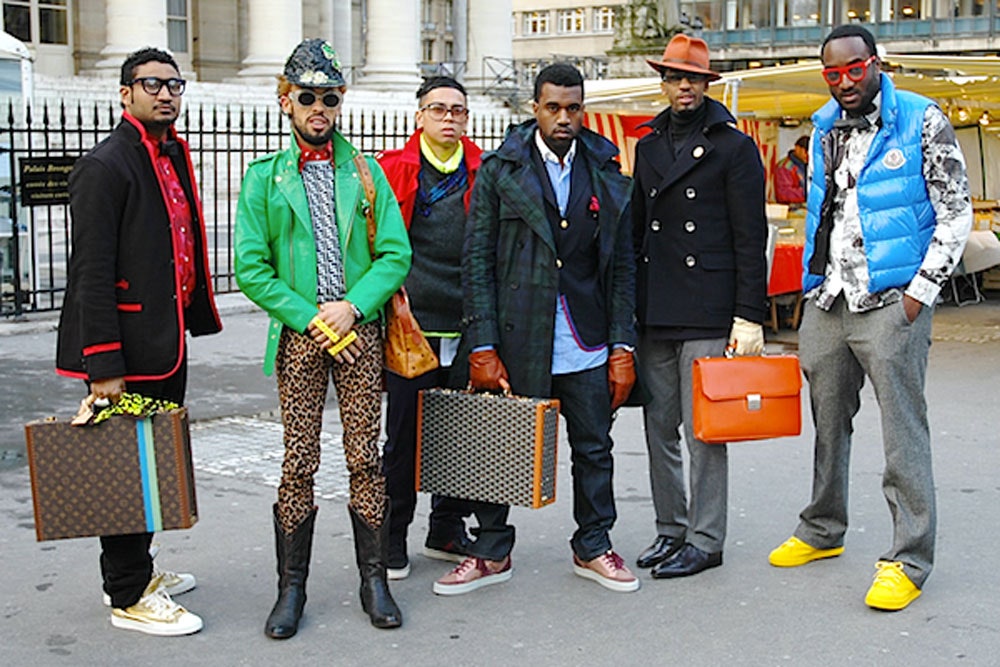 holding-kanye-pfw-tommy-ton